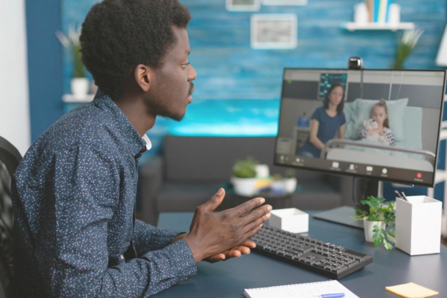 Persona revisando documentos financieros con tranquilidad