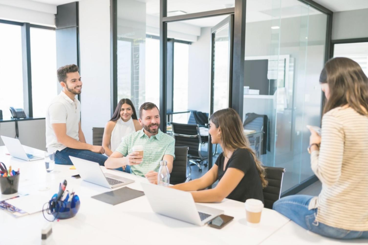 Sesión de planificación financiera personalizada en las oficinas de loranivarexo