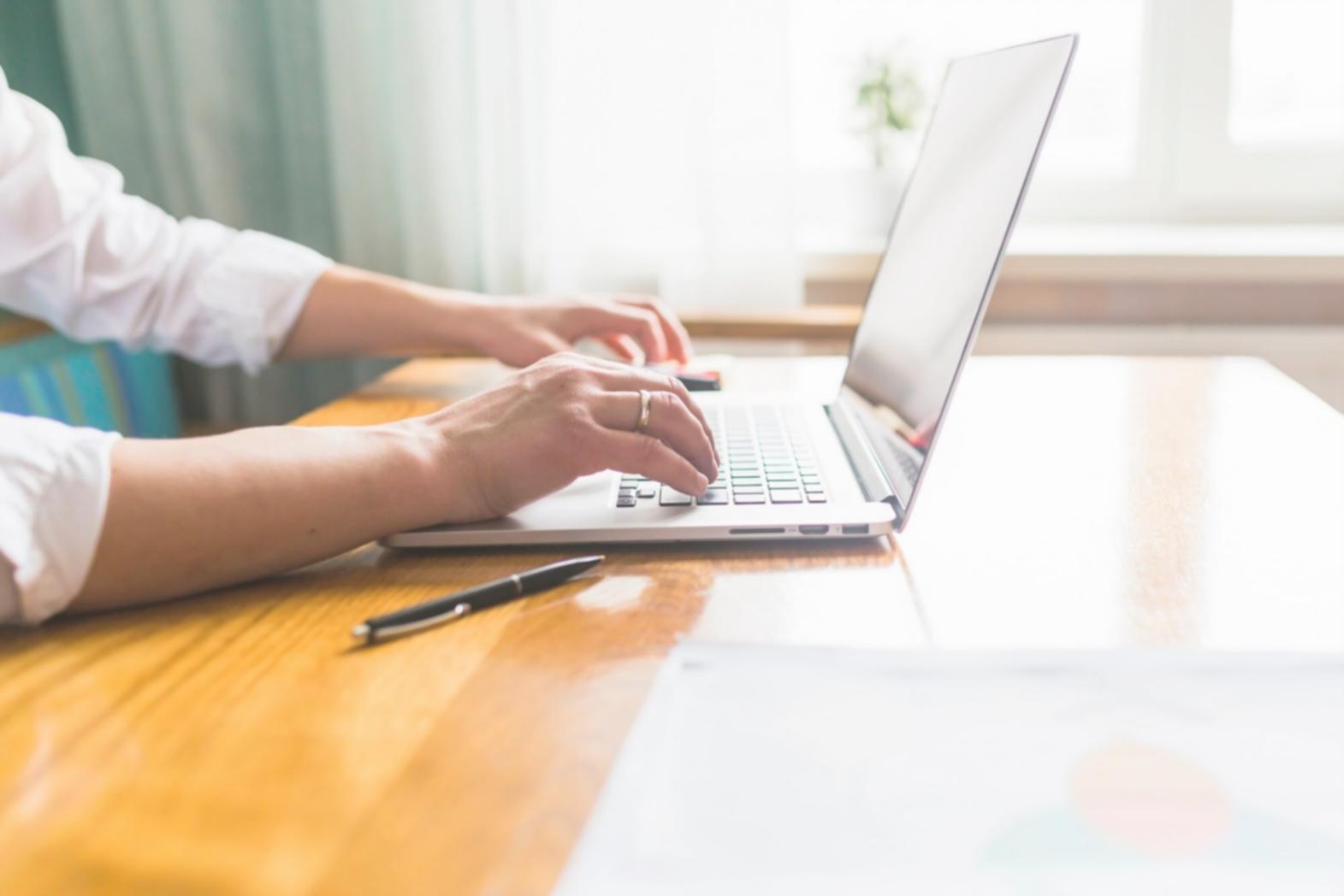 Espacio de trabajo organizado con documentos financieros